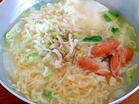 ウィンナーともやし、チンゲン菜の塩ラーメン